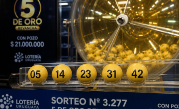 Urna con bolillas numéricas utilizadas durante el sorteo oficial del 5 de Oro.