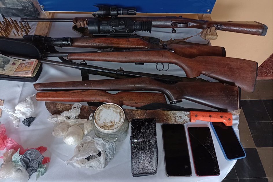 Agentes de la Policía desplegados durante la investigación por la rapiña en Bella Unión