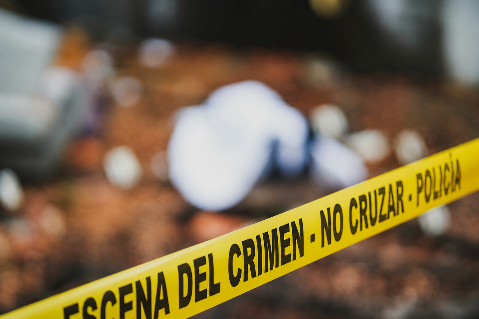Efectivos de Policía Científica trabajando en la escena del hecho en la ciudad de Salto