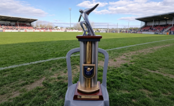 Plantel de Juanicó festejando el campeonato de la Copa de Clubes B de OFI en el Estadio Ernesto Dickinson.