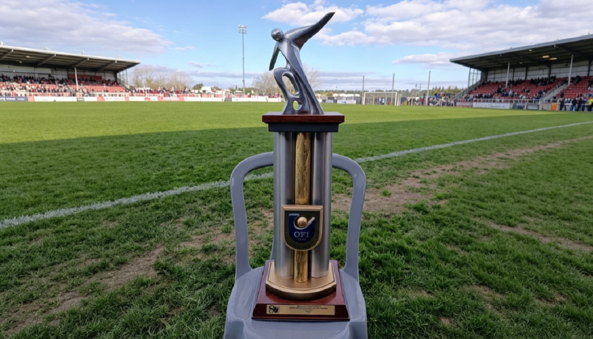 Plantel de Juanicó festejando el campeonato de la Copa de Clubes B de OFI en el Estadio Ernesto Dickinson.
