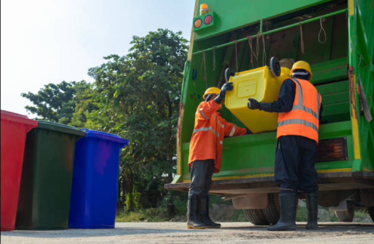 Personal municipal realiza tareas de limpieza tras los cortes de tránsito en Salto