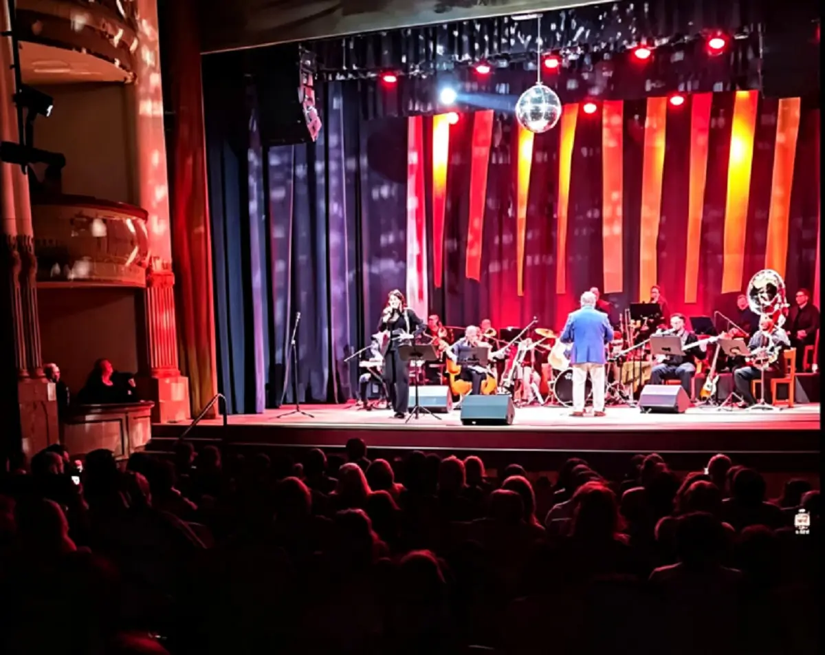 Público asistente ovacionando a la Banda Departamental de Salto en el concierto