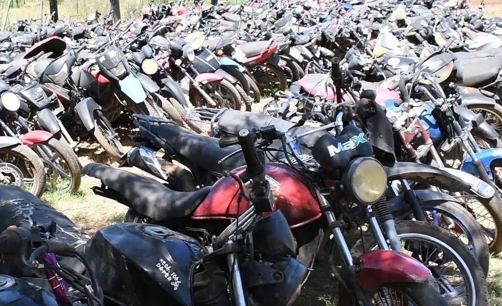 Vista panorámica de motocicletas acumuladas en la chacra municipal de Salto