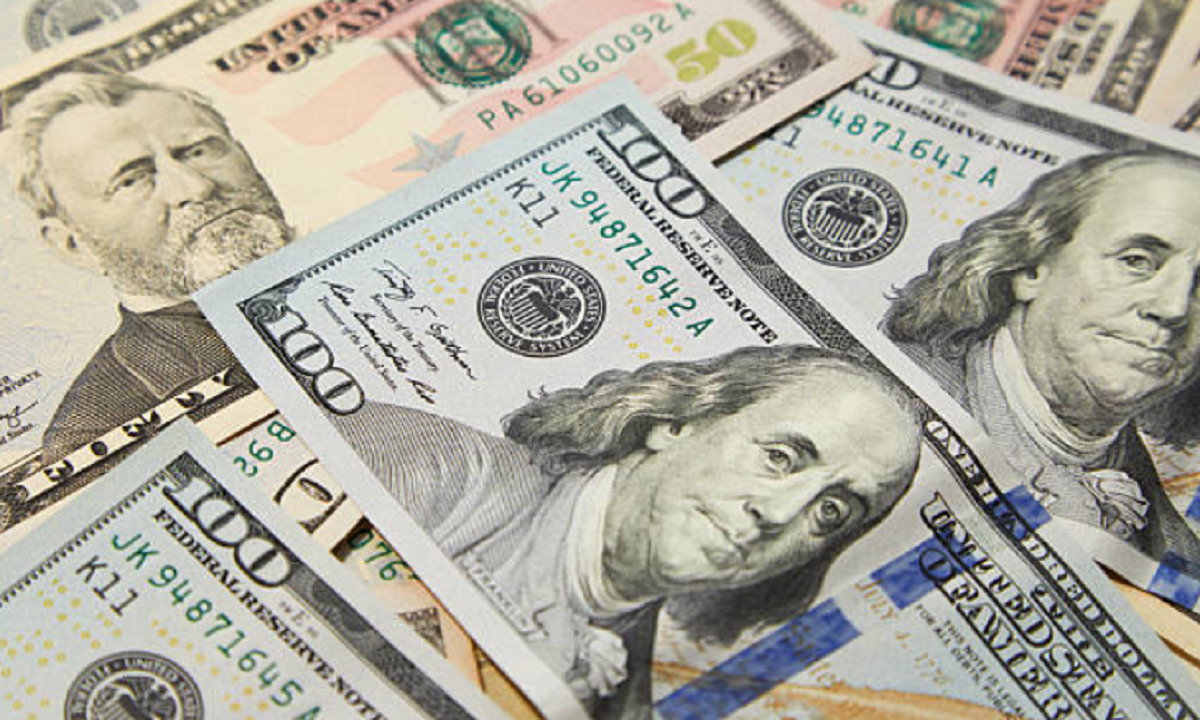 Grafico y billetes que representan la cotización del dólar en Uruguay.