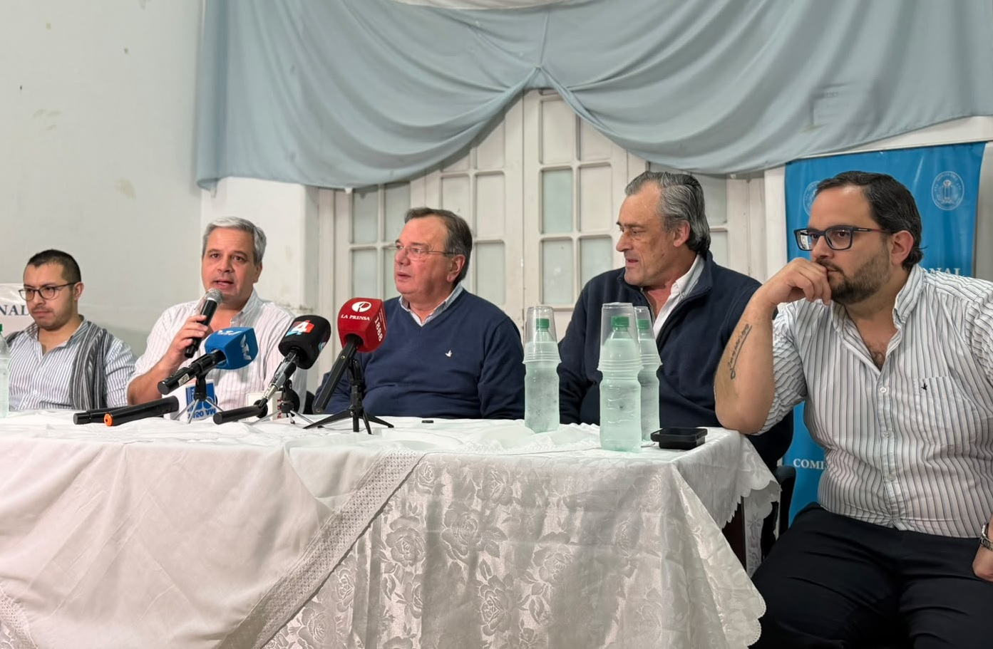 La visita de José Luis Falero a Salto incluye declaraciones del senador en conferencia de prensa junto a dirigentes locales.