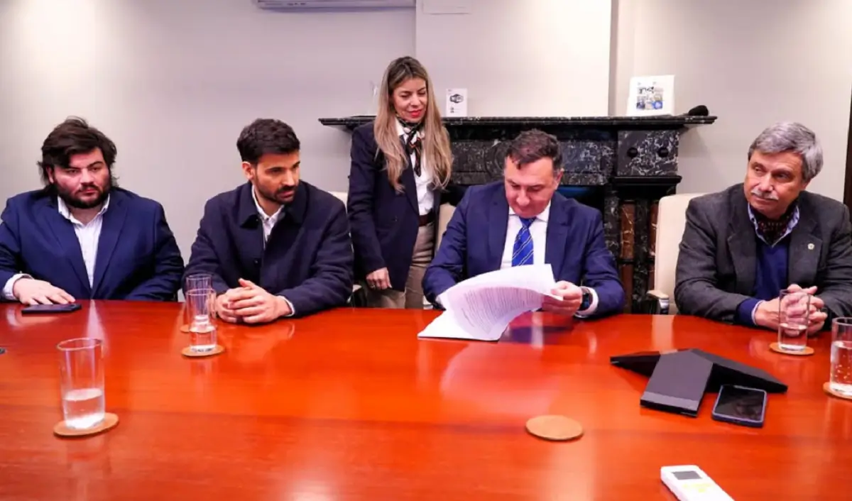 Autoridades de la Intendencia durante la firma del fideicomiso en Salto