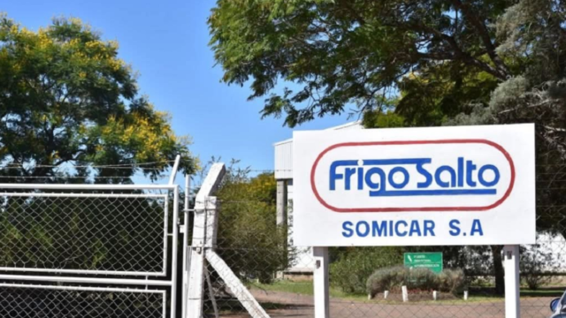 Fachada de la planta industrial de Somicar Frigosalto en el departamento de Salto.