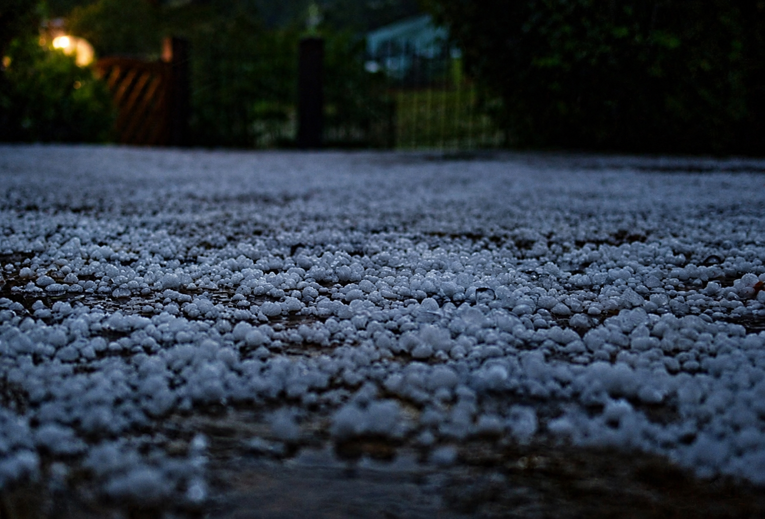 Granizo en Salto acumulado sobre baldosas mojadas durante la noche