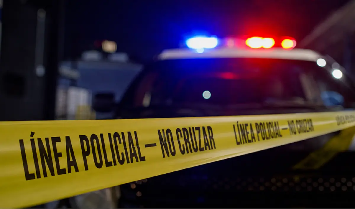 Móvil policial apostado en una calle del barrio Nuevo París tras un procedimiento por violencia doméstica.
