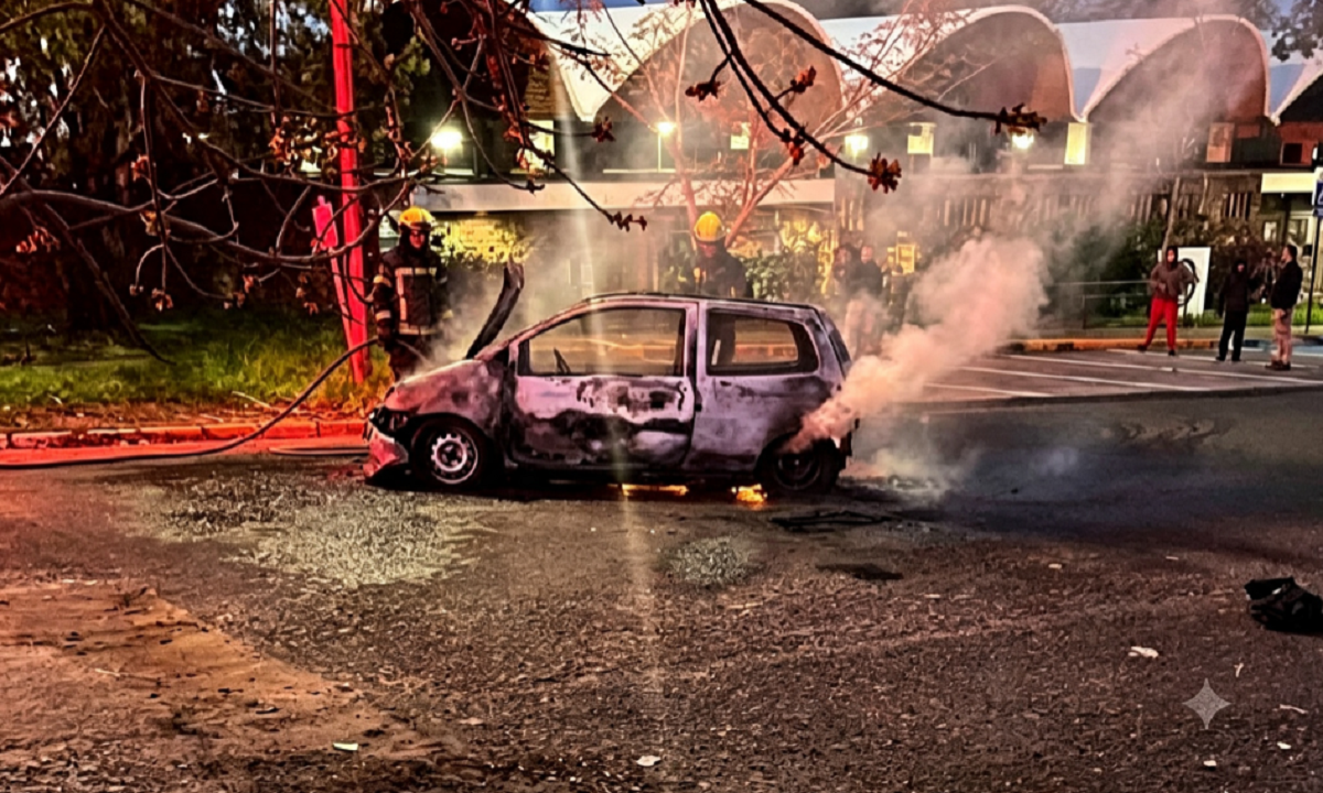 Dotación de Bomberos trabajando en la extinción de un incendio vehicular en Salto.