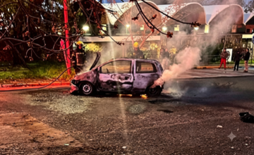 Dotación de Bomberos trabajando en la extinción de un incendio vehicular en Salto.