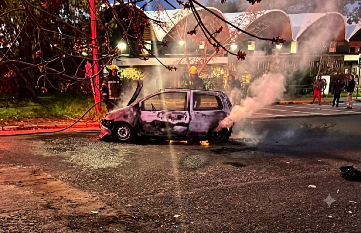 Dotación de Bomberos trabajando en la extinción de un incendio vehicular en Salto.