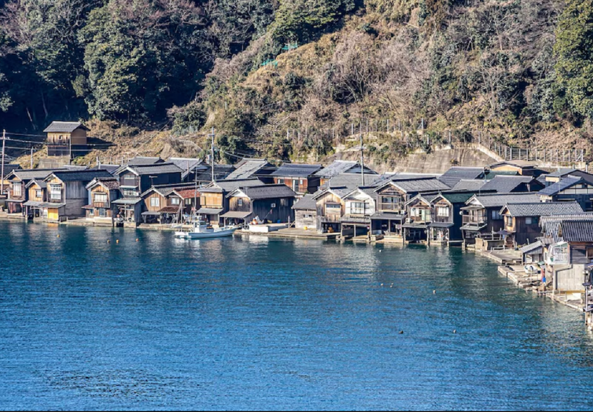 Panorama de las casas de madera sobre el agua en Japon alineadas en la bahia de Ine