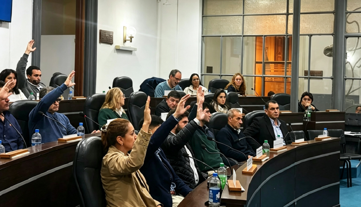 Ediles reunidos durante la sesión de la Junta Departamental de Salto