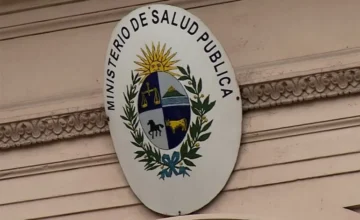 Fachada del Ministerio de Salud Pública en Montevideo durante una jornada de vigilancia epidemiológica.
