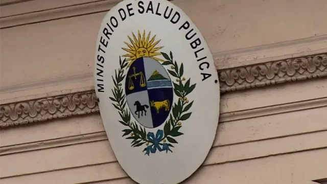 Fachada del Ministerio de Salud Pública en Montevideo durante una jornada de vigilancia epidemiológica.