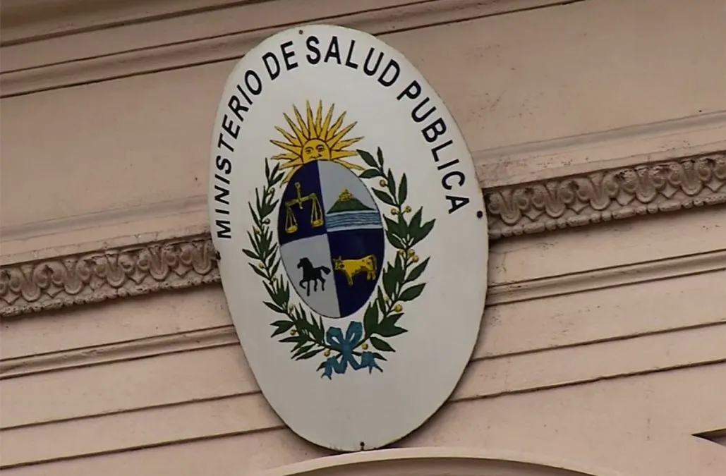 Fachada del Ministerio de Salud Pública en Montevideo durante una jornada de vigilancia epidemiológica.