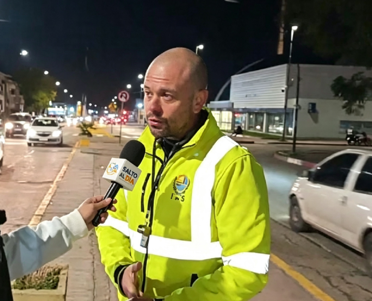 Inspectores supervisan vehículos durante el operativo de tránsito en Salto