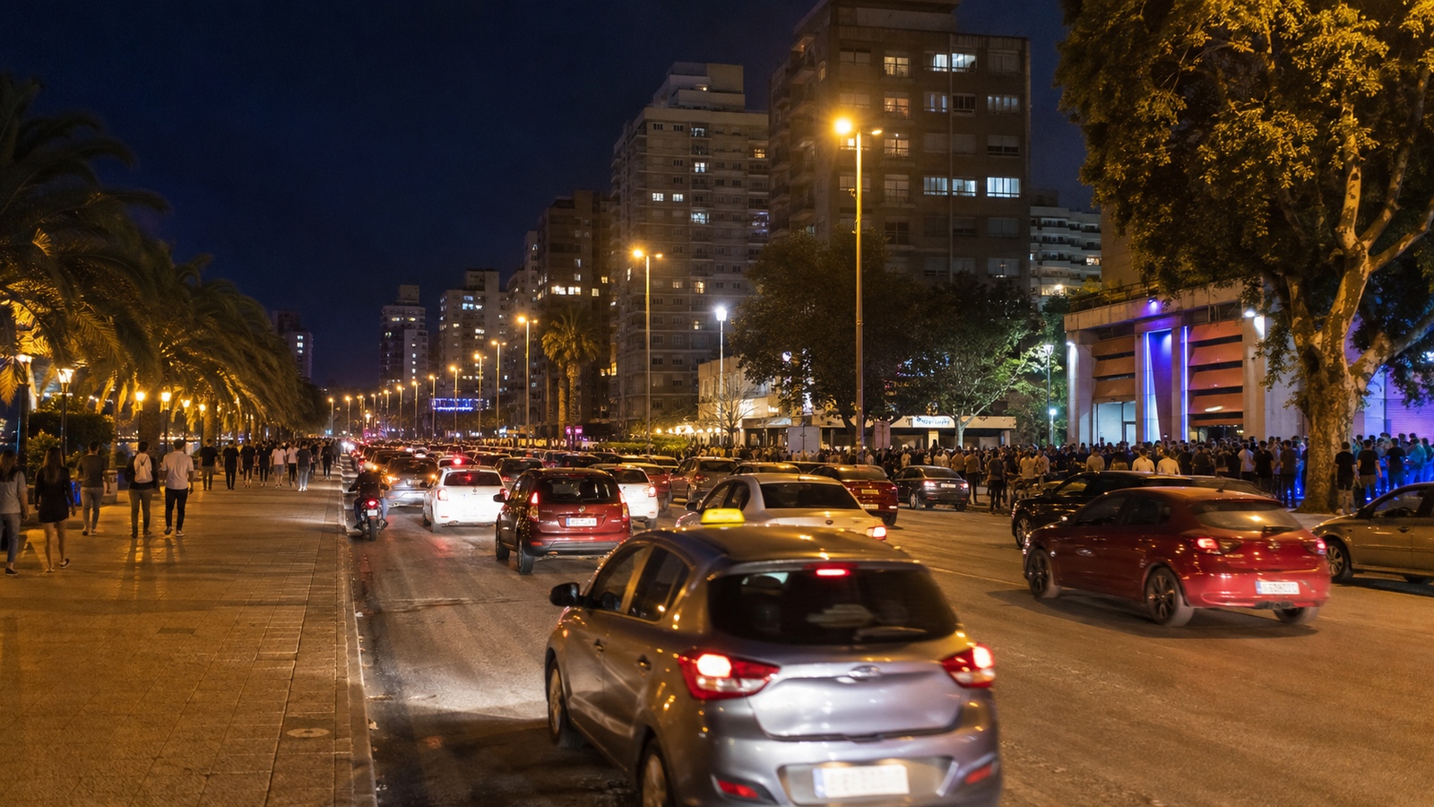 Elevada movilidad vehicular en la zona costera por la Noche de la Nostalgia en Salto