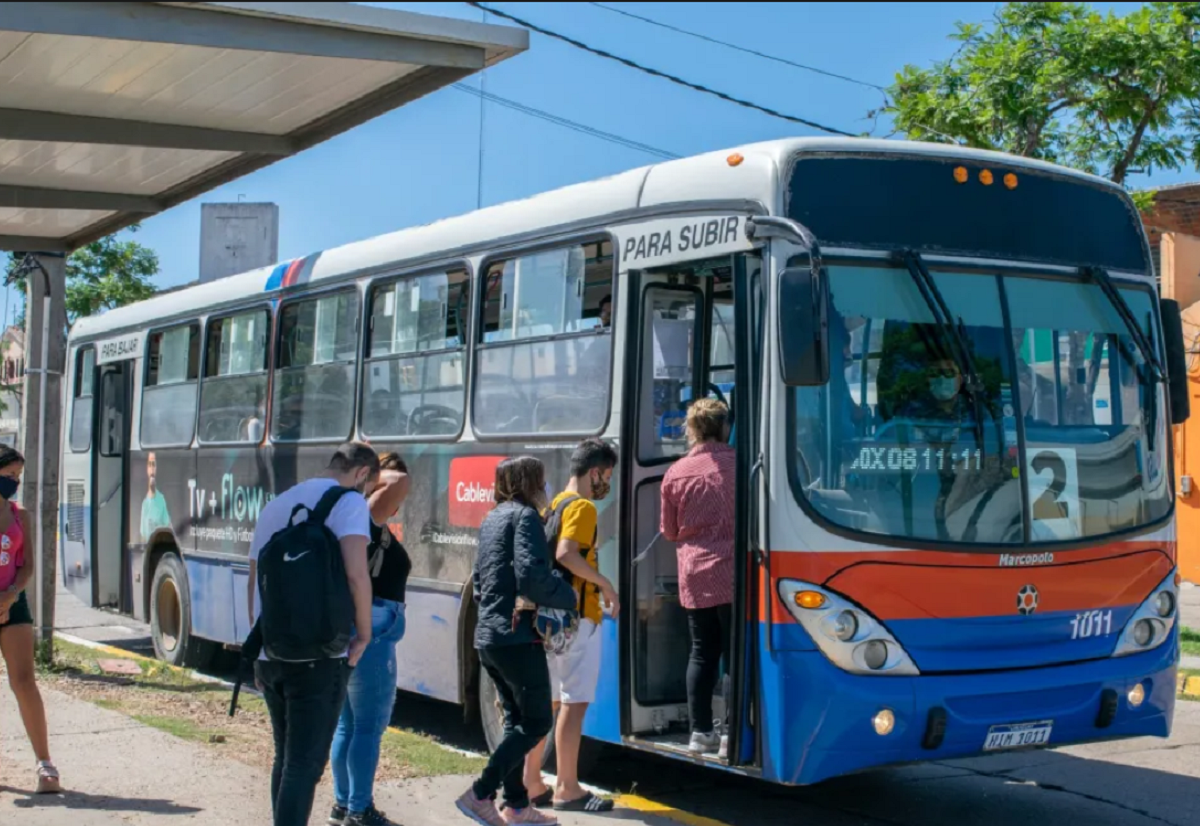 Ómnibus municipal transitando por las avenidas durante el servicio del transporte urbano en Salto