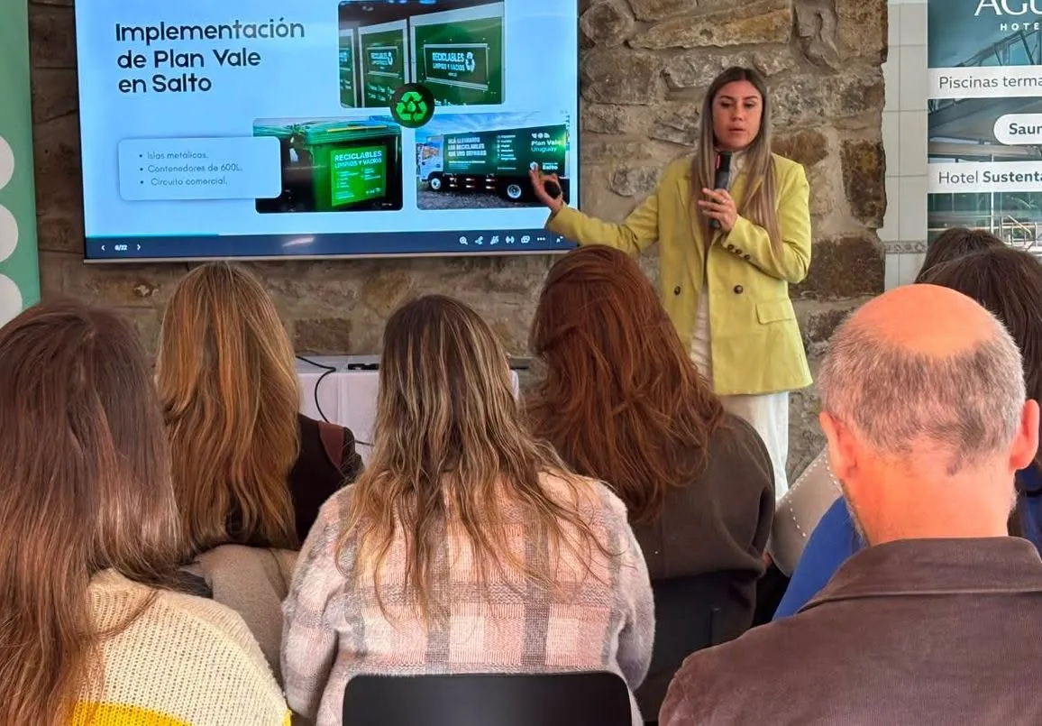 Autoridades y referentes de Plan Vale durante la charla informativa en Termas del Daymán.