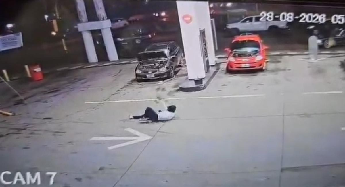 Frente de la estación de servicio de Gregorio Laferrere donde una policía balea a motochorros durante la madrugada.