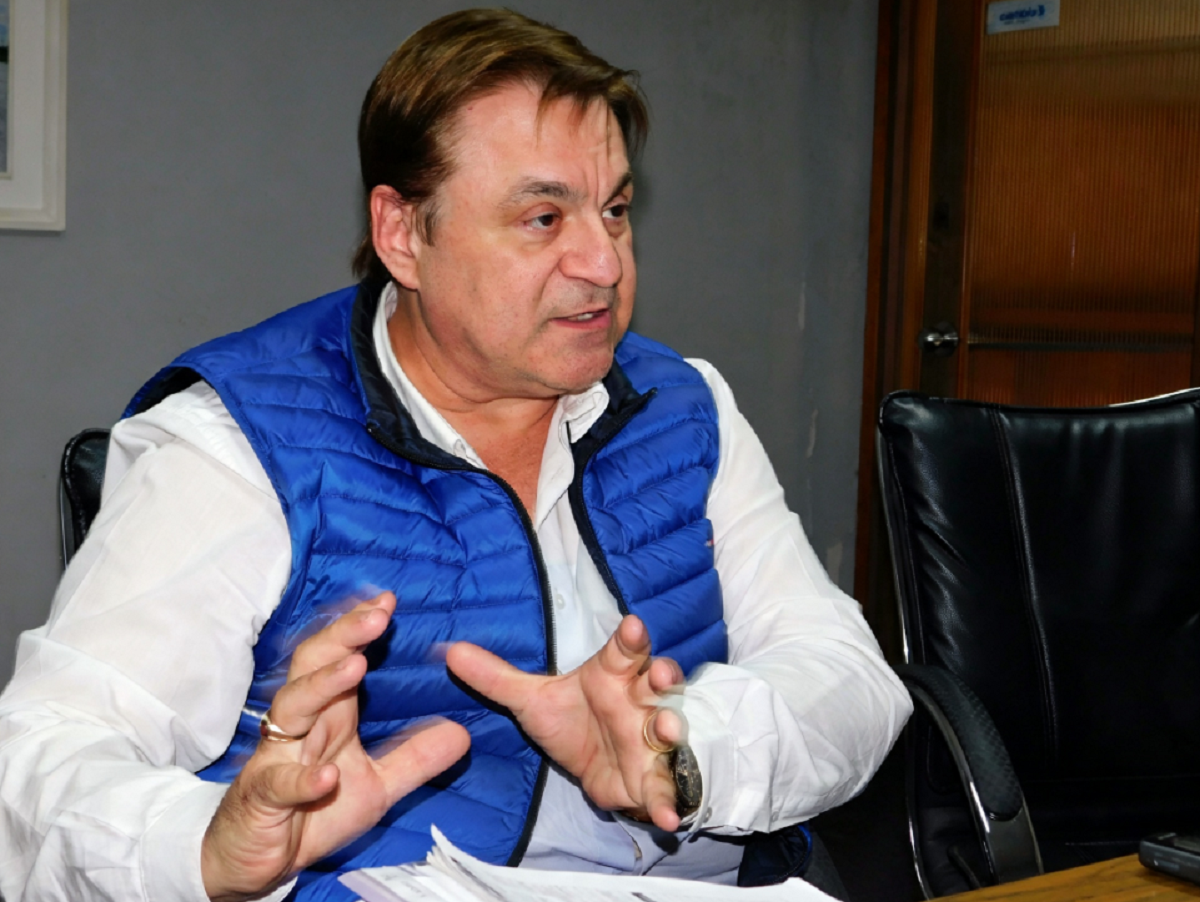 Alberto Subí brindando detalles del operativo para la Noche de la Nostalgia en Salto