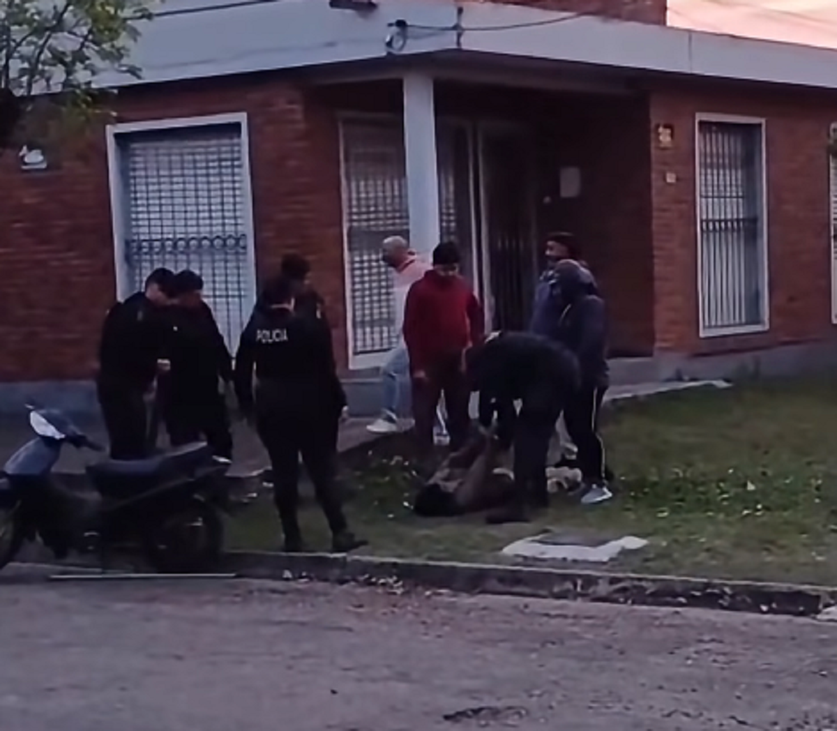 Cuadra de la esquina de avenidas Enrique Amorim y Juncal en Salto donde ocurrió la detención comunitaria.