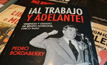 El senador Pedro Bordaberry exponiendo en el Mercado 18 de Julio durante la presentación de su libro en Salto.