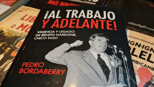 El senador Pedro Bordaberry exponiendo en el Mercado 18 de Julio durante la presentación de su libro en Salto.