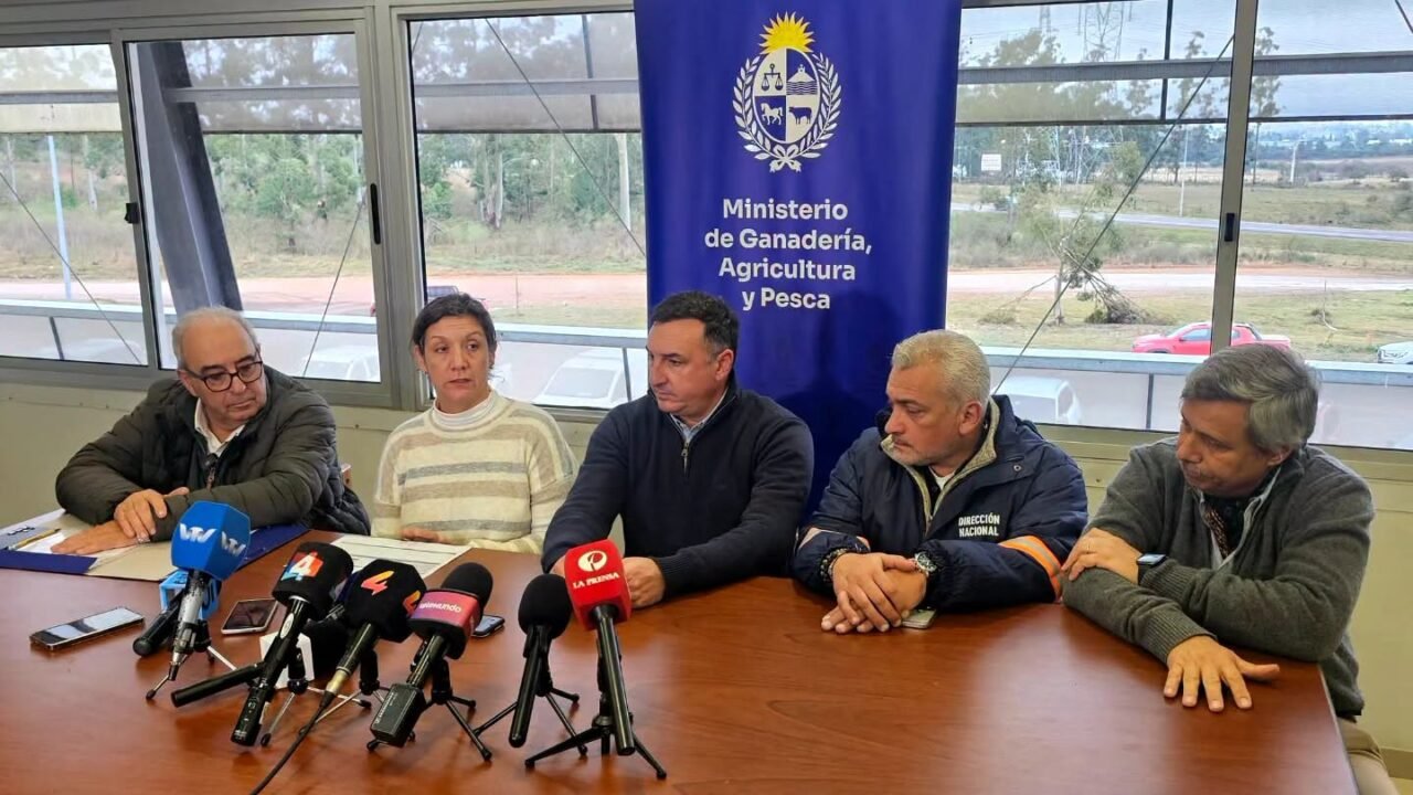 Ministro del MGAP, Alfredo Fratti, junto a autoridades ministeriales en una conferencia de prensa oficial.