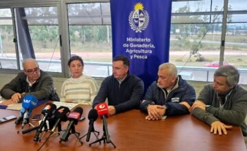 Ministro del MGAP, Alfredo Fratti, junto a autoridades ministeriales en una conferencia de prensa oficial.
