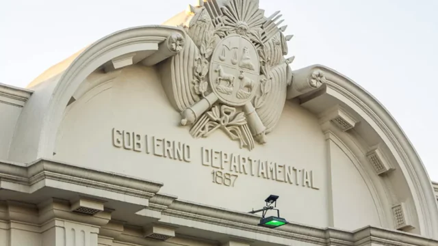 Fachada de la Intendencia de Salto en el centro de la ciudad.