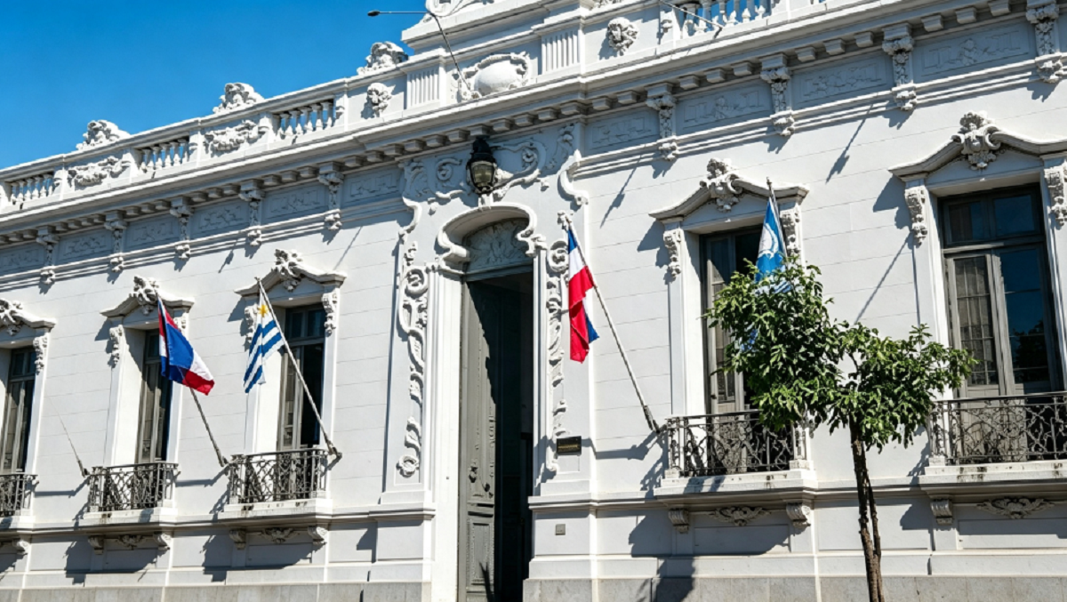 Fachada del edificio de la Junta Departamental de Salto durante el día.