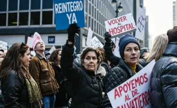 Manifestantes en Salto reclamando por la reincorporación de médicos en el hospital.