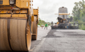 Cuadrillas viales realizando el cementado de la calle José Pedro Varela en el barrio Progreso de Salto.