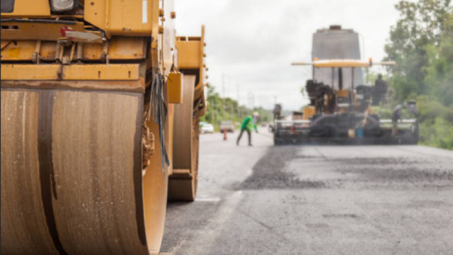 Cuadrillas viales realizando el cementado de la calle José Pedro Varela en el barrio Progreso de Salto.