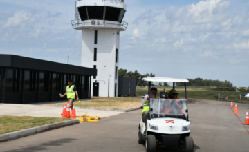Torre de control y pista del Aeropuerto de Salto