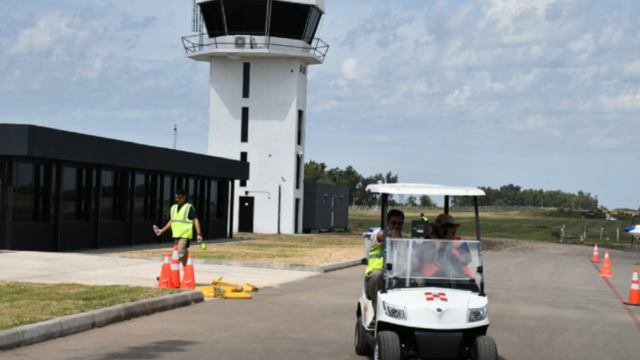 Torre de control y pista del Aeropuerto de Salto