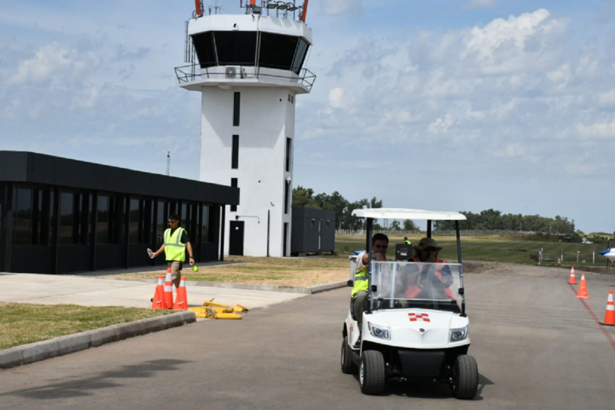 Torre de control y pista del Aeropuerto de Salto