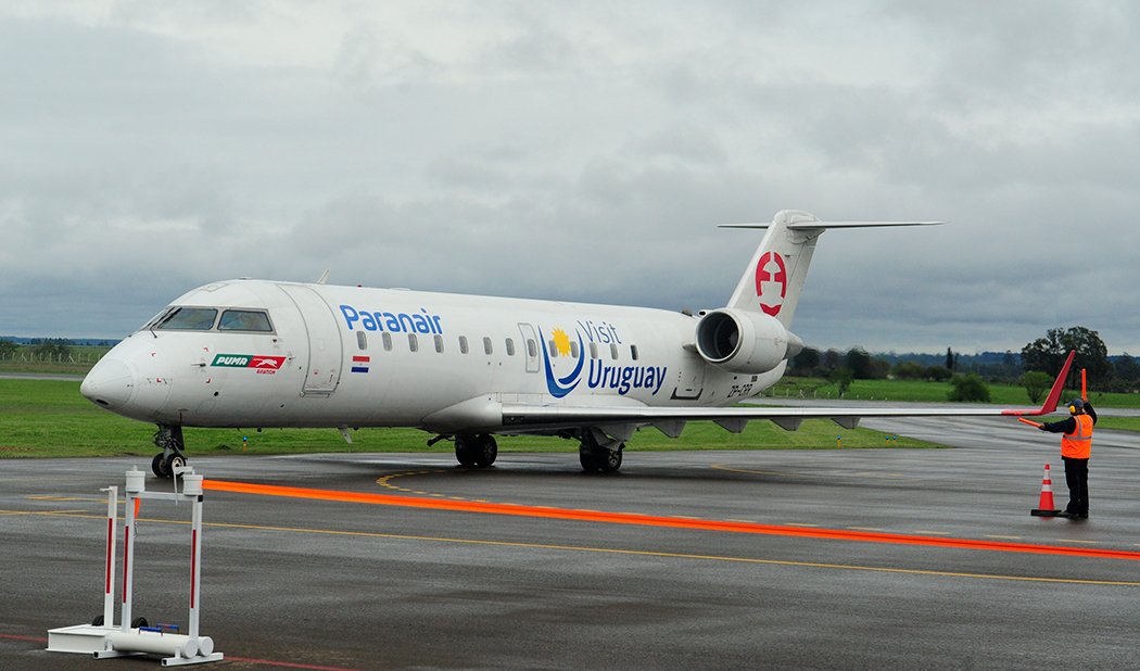 Avión comercial en plataforma de aeropuerto uruguayo