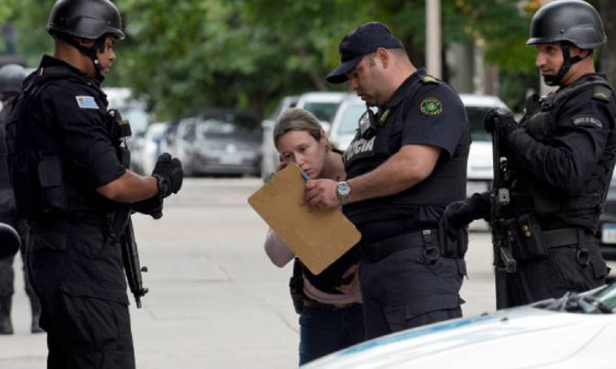Efectivos de la Policía de Uruguay realizando patrullaje nocturno en el interior.