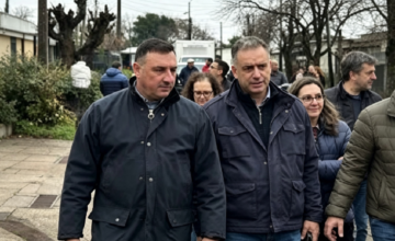 El intendente de Salto, Carlos Albisu, dialogando con el presidente Yamandú Orsi en la estancia presidencial de Anchorena.