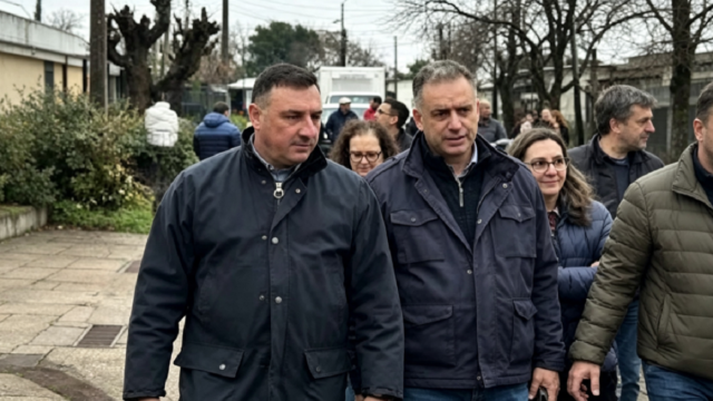 El intendente de Salto, Carlos Albisu, dialogando con el presidente Yamandú Orsi en la estancia presidencial de Anchorena.