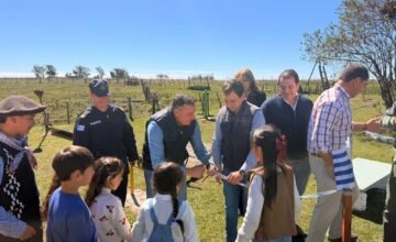 El intendente Carlos Albisu junto a los alumnos y docentes de la Escuela Rural N.º 84 inaugurando los nuevos juegos.