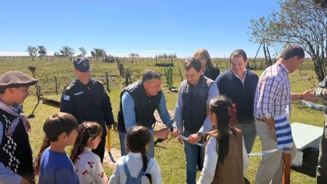 El intendente Carlos Albisu junto a los alumnos y docentes de la Escuela Rural N.º 84 inaugurando los nuevos juegos.