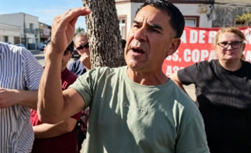 Comerciante salteño gesticulado visiblemente indignado durante la reunión con las autoridades.