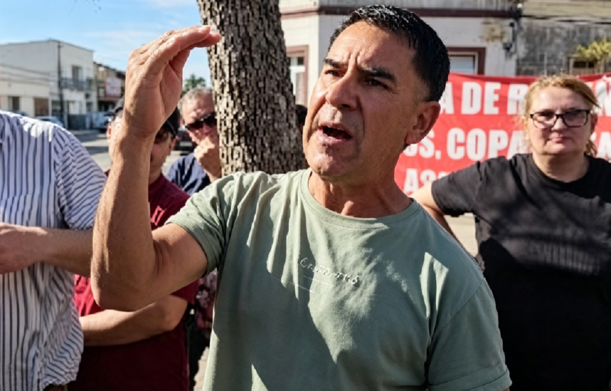 Comerciante salteño gesticulado visiblemente indignado durante la reunión con las autoridades.