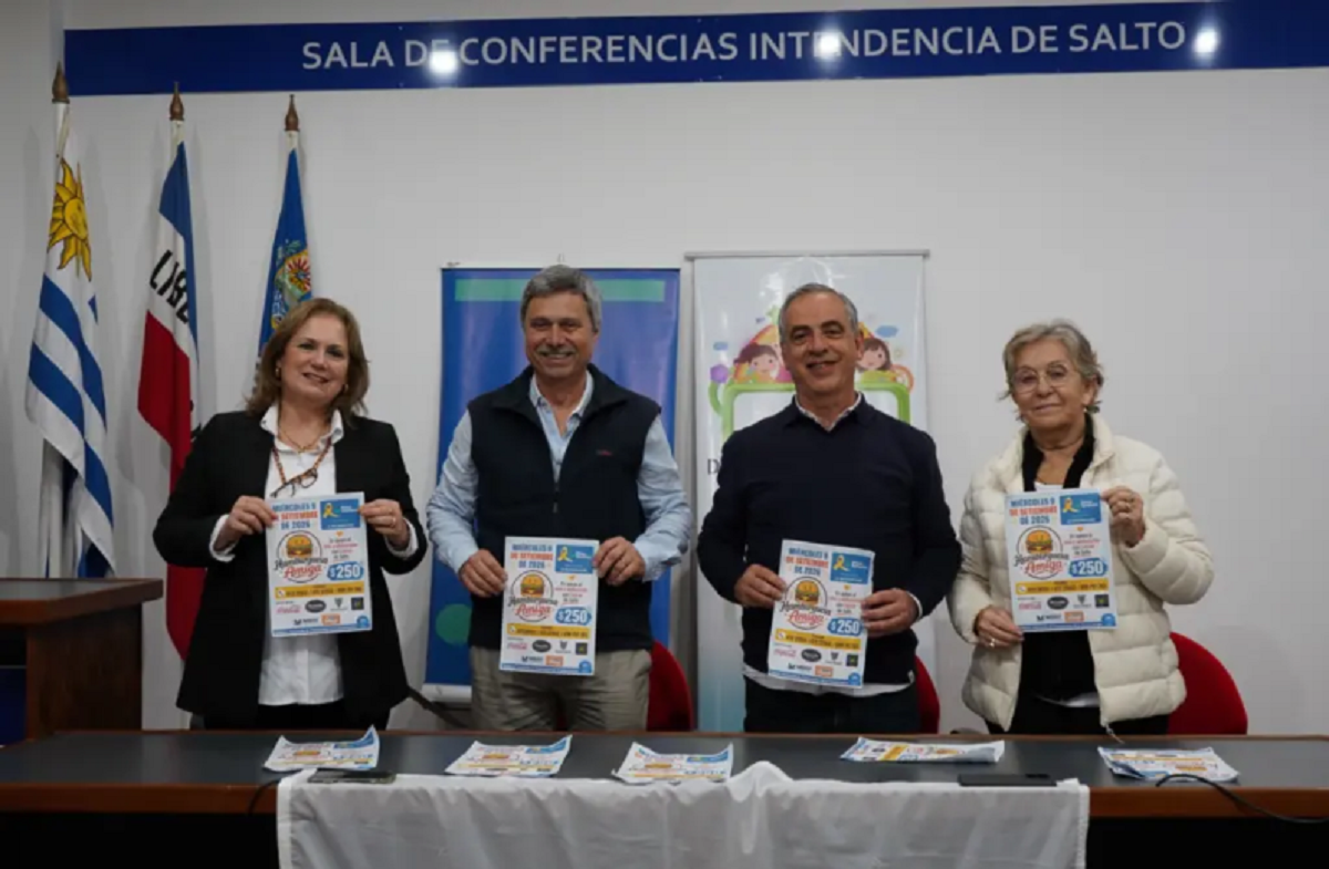 Integrantes de la Asociación Neri Campos Pierri durante la presentación de la Hamburguesa Amiga en Casa de Gobierno.